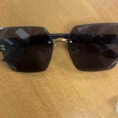 Gafas de sol, ha sido reportado por Inntel Hotels Amsterdam Centre con iLost