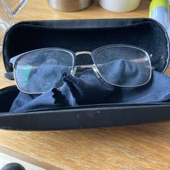 Bril Ray-ban in zwarte brillenkoker, jak bylo nahlášeno na iLost