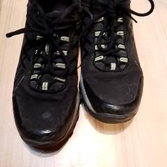 Wandelschoenen, zoals gemeld door Beekse Bergen Resorts en Hotel met iLost