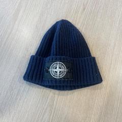 Bonnet Stone Island, a été signalé par Van Heugten Tours utilisant iLost