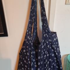 Donkerblauwe tas met bloemen, amint azt az iLostnak jelentették.