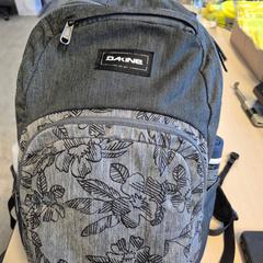 Ryggsäck Dakine, grijs met bloemen print, rapporterat av Connexxion Zeeland med iLost