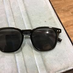 Óculos de sol, como reportado por Qbuzz U-OV utilizando o iLost