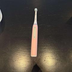 Raspall de dents elèctric Oral B, segons ha informat Van der Valk Hotel Amsterdam-Amstel mitjançant iLost