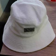 Čepice, jak nahlášeno EBS Tramplein pomocí iLost