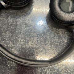 Écouteurs, a été signalé par Rotterdam The Hague Airport utilisant iLost