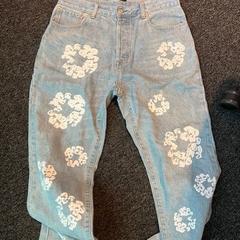 Jeansbyxor licht blauw, met witte bloemen, rapporterat av Haven Hotel Rotterdam med iLost