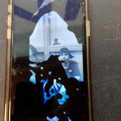 Telefon, amint azt Qbuzz servicepunt  Emmen az iLost segítségével jelentette.