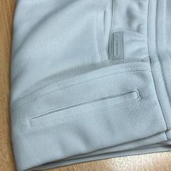 Pantaloni, come riportato da Sheraton Brussels Airport Hotel utilizzando iLost