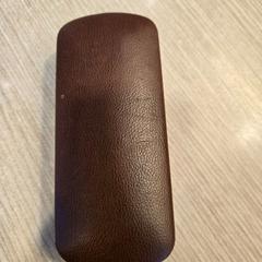 Bicchieri in bruin etui, come riportato da Centraal magazijn utilizzando iLost
