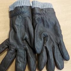 الملابس Handschoen، كما تم الإبلاغ عنه بواسطة Regio Limburg - Leuven عبر iLost