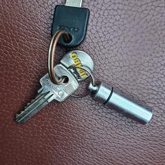 sleutelset en alu kokertje met pillen がiLostに報告されました