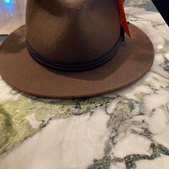 Hoed, ha sido reportado por Van der Valk Hotel Heerlen con iLost