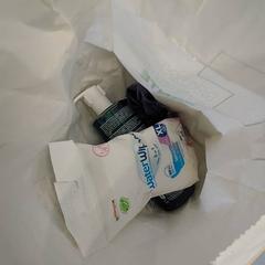 Väska de pharmacie avec produirs dedans, rapporterat av IKEA Paris - Rivoli med iLost