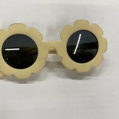 Des lunettes de soleil, a été signalé par IKEA横浜 utilisant iLost