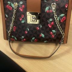 Poltsa, gisa salatu by Pouw Vervoer iLost erabiliz