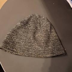 Sombrero Bonnet gris, ha sido reportado por IKEA Paris - Plaisir con iLost