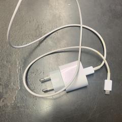 Adapter & Usb-c kábel, amint azt Vrije Universiteit Brussel (VUB) az iLost segítségével jelentette.