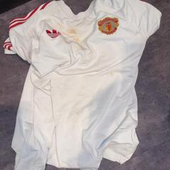 Fotbalový dres Manchester united, jak nahlášeno Van der Valk Hotel Haarlem pomocí iLost