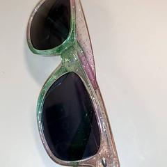색안경 Groen/roze glitter, iLost를 사용하여 IKEA Groningen에 보고됨