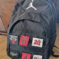 zwarte rugtas schooltas, segundo informou a iLost