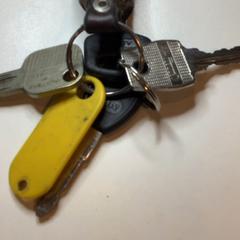 Llavero Aan geel label, ha sido reportado por Gemeente Amsterdam con iLost