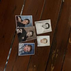 Pictures of families in a wallet, segons s'ha informat a iLost