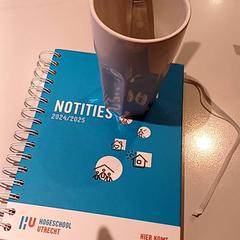 Boek en mok en mes Blauw en wit, zoals gemeld door Padualaan 97 met iLost