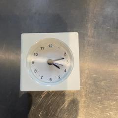 Orologio White, come riportato da MEININGER Hotel Leipzig Hauptbahnhof utilizzando iLost