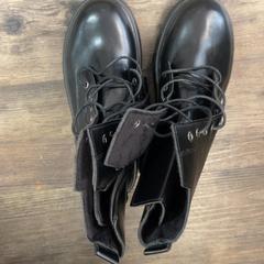 Stiefel, gemeldet von Inntel Hotels Amsterdam Centre über iLost