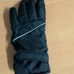 Handschoen zwart, amint azt Regio Limburg - Leuven az iLost segítségével jelentette.