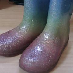 Gumové holínky regenboog, glitter, kinderlaarzen, jak nahlášeno Het Spoorwegmuseum pomocí iLost
