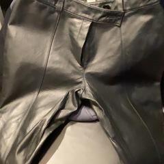 Pantalones Leather/black, ha sido reportado por MEININGER Hotel Munich Olympiapark con iLost