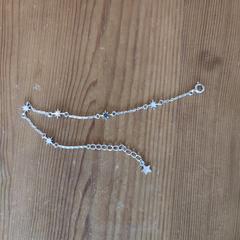 Silver coloured bracelett at Haarlemmerplein, amint azt az iLostnak jelentették.