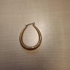 Orecchino dorée, come riportato da IKEA Montpellier utilizzando iLost