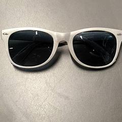 Gafas de sol Szürke, ha sido reportado por IKEA Soroksár Budapest con iLost