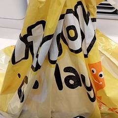 Kleding carnaval spullen がiLostで Arriva Limburg Zuid によって報告されました