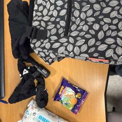 Bolsa handschoenen, doekjes, fietsslot en koek, ha sido reportado por VITAZ campus Sint-Niklaas con iLost