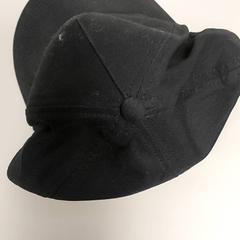 Kleding - Petje Zwart, ha sido reportado por Centraal magazijn con iLost