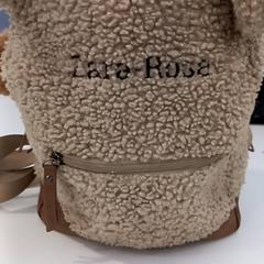 Rugzakje Beige, kinder rugzakje, ha sido reportado por Arriva Limburg Noord con iLost