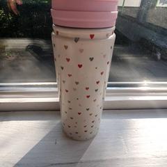 Drinkfles Wit/roze met hartjes, zoals gemeld door DierenPark Amersfoort met iLost