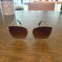 Occhiali da sole, come riportato da Van der Valk Hotel Amsterdam-Amstel utilizzando iLost