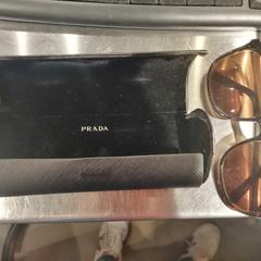 Prada sunglasses + case, a été signalé par MEININGER Hotel Bruxelles Gare du Midi utilisant iLost