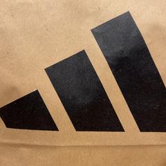 Purchase adidas, amint azt Designer Outlet Roermond az iLost segítségével jelentette.