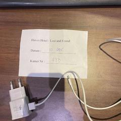 Carregador & Carregador para iPhone wit, como reportado por DoubleTree by Hilton Rotterdam Centre utilizando o iLost