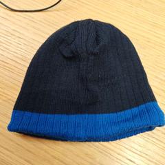 Beanie zwart met blauw, as reported by Rijksmuseum van Oudheden using iLost