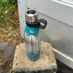 Bouteille d'eau, a été signalé par Into The Great Wide Open utilisant iLost