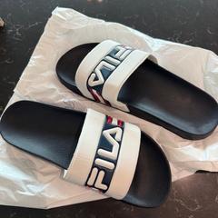 Sandalias zwart + wit, ha sido reportado por Van der Valk Hotel Veenendaal con iLost