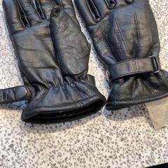 Guantes Handschuhe - Schwarz Leder, ha sido reportado por MEININGER Hotel Berlin "Mitte" Humboldthaus con iLost