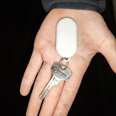 Sleutel (huis) met witte sleutelhanger/opener, segons s'ha informat a iLost